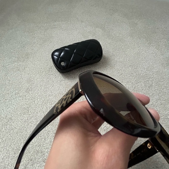 Elegant Black Sunglasses - Picture 11 of 15